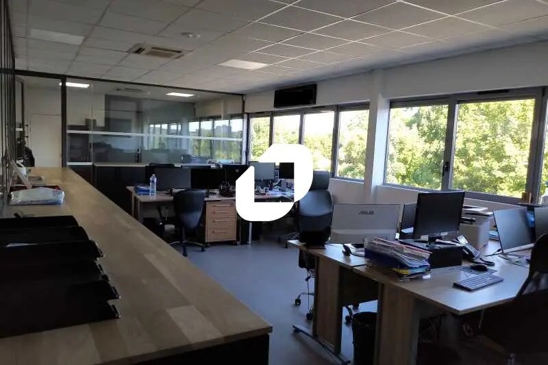 Bureau dans Stains à louer - Photo de l’immeuble – Image 2 sur 16