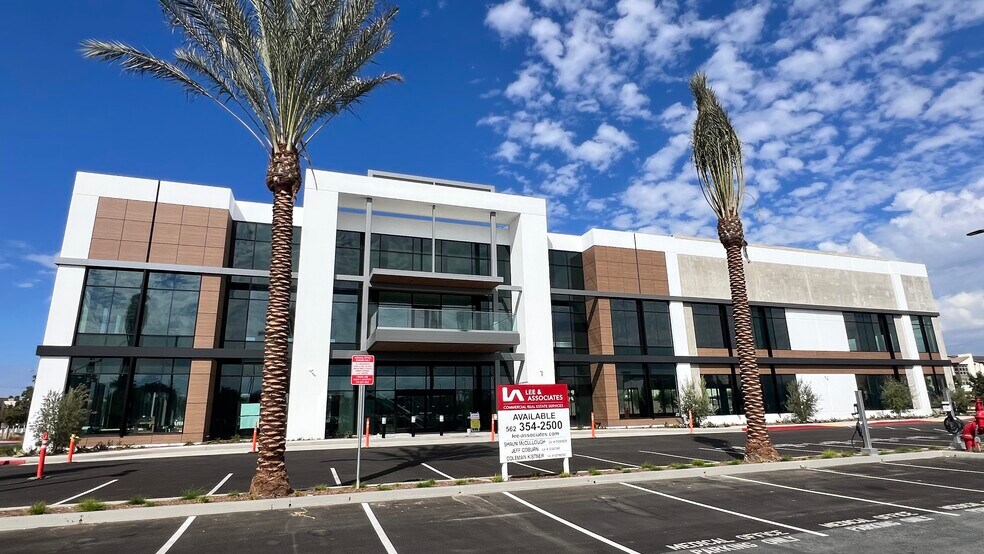 5255 Katella Ave, Cypress, CA à louer - Photo de l’immeuble – Image 1 sur 11