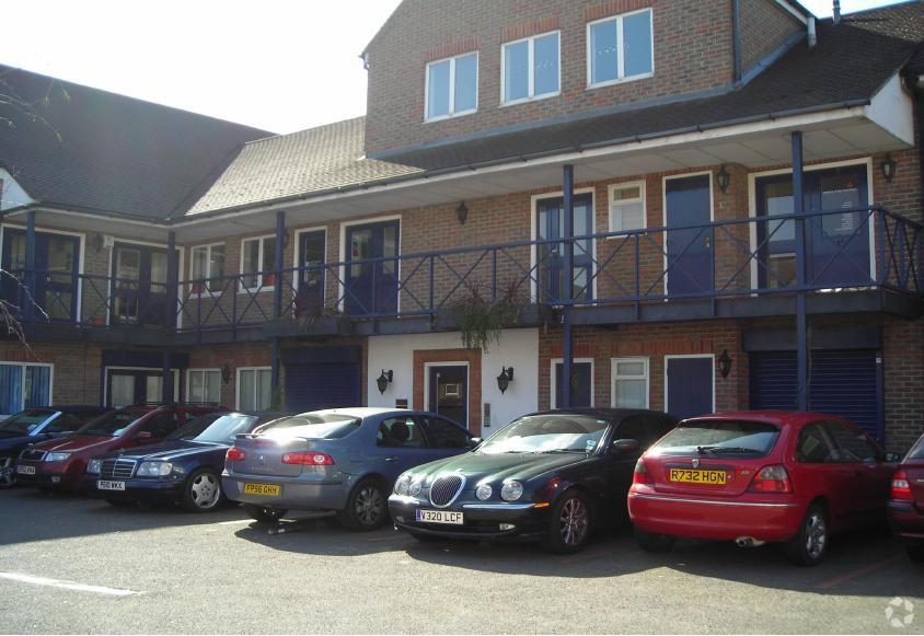 Tolworth Clos, Surbiton à vendre - Photo principale – Image 1 sur 4