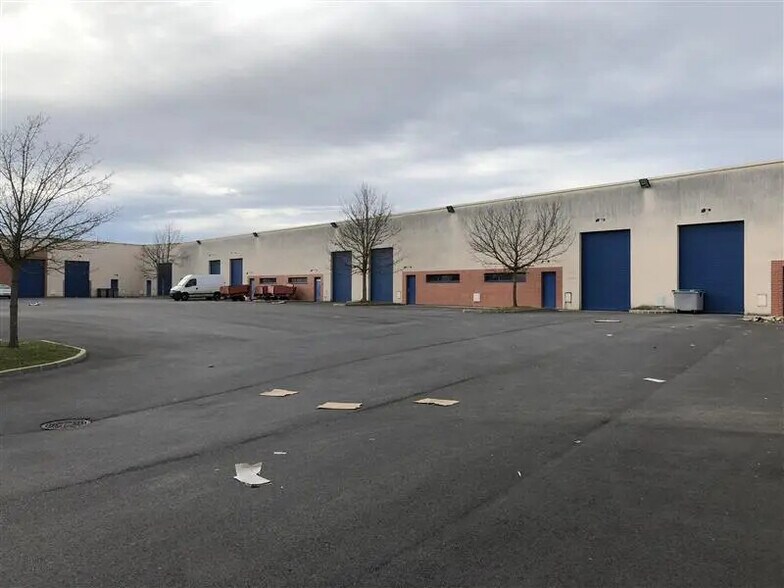 Local d’activités dans Moissy-Cramayel à louer - Photo de l’immeuble – Image 2 sur 6