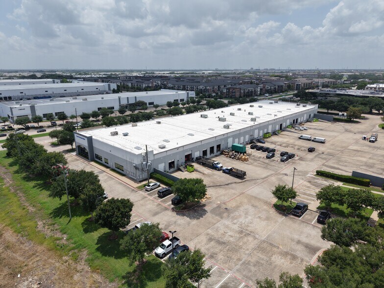 10650 W Airport Blvd, Stafford, TX à louer - Photo de l’immeuble – Image 3 sur 8