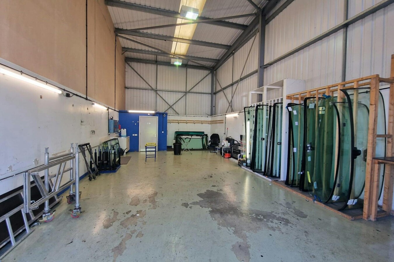 Knights Park Rd, Basingstoke, HAM RG21 6AB - Lot 1, 2 & 3 -  - Photo intérieure - Image 1 of 4