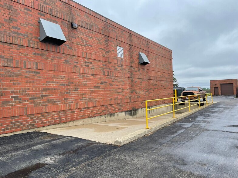 1016 Airpark Dr, Sugar Grove, IL à louer - Photo de l’immeuble – Image 3 sur 25