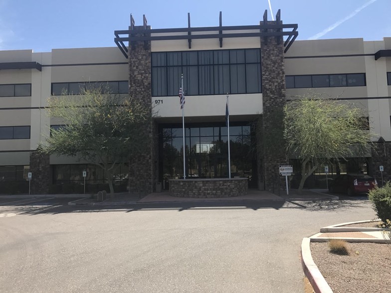 971 N Gilbert Rd, Gilbert, AZ à louer - Photo de l’immeuble – Image 3 sur 8