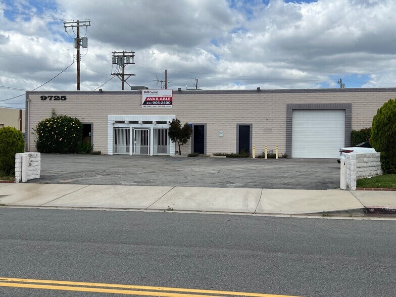 9725 Owensmouth Ave, Chatsworth, CA à louer - Photo de l’immeuble – Image 1 sur 11