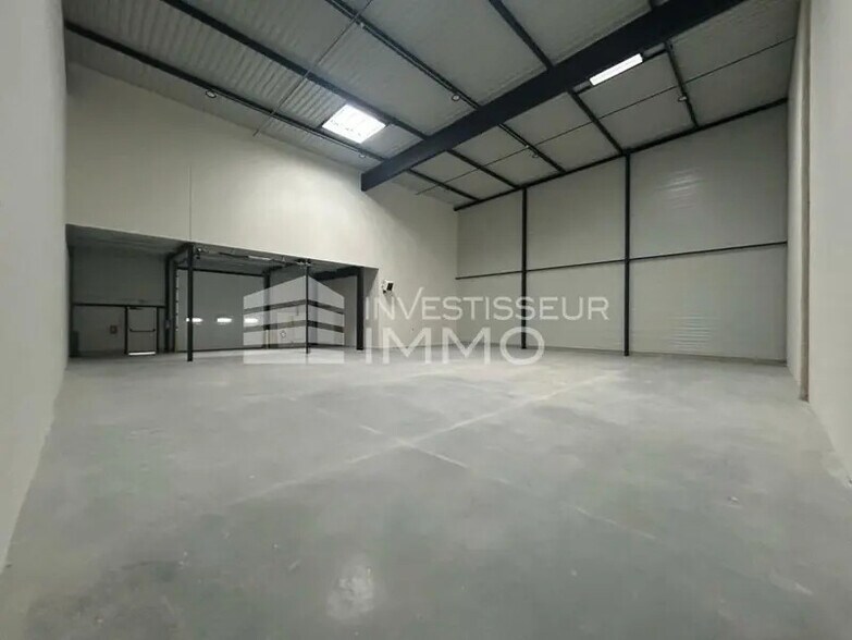 Local d’activités dans Osny à louer - Photo de l’immeuble – Image 3 sur 11