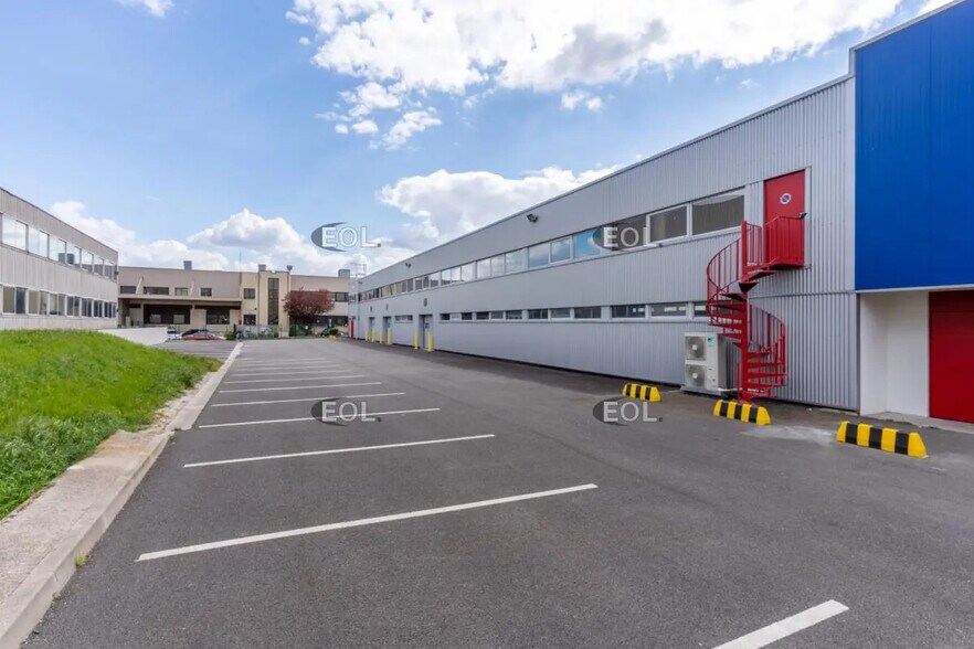 Local d’activités dans Bezons à louer - Photo de l’immeuble – Image 2 sur 8