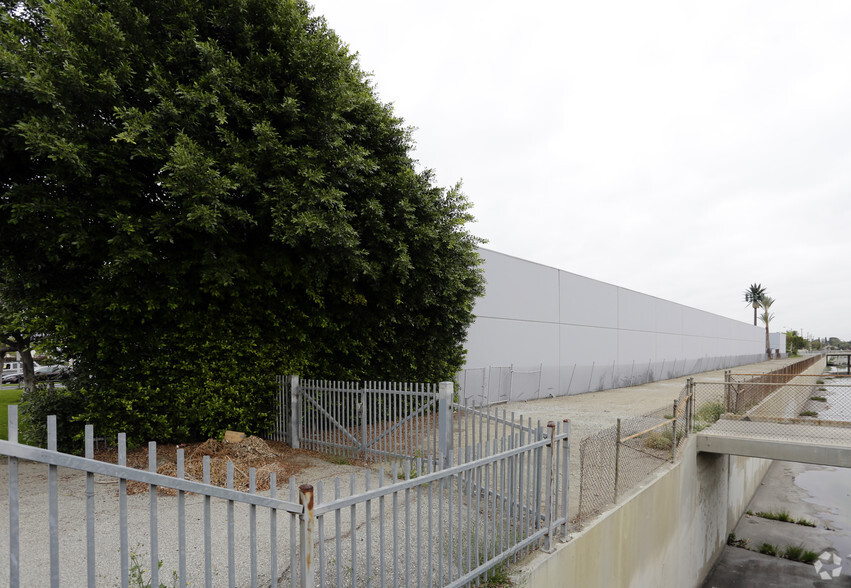 9829 Carmenita Rd, Santa Fe Springs, CA à louer - Photo de l’immeuble – Image 3 sur 5