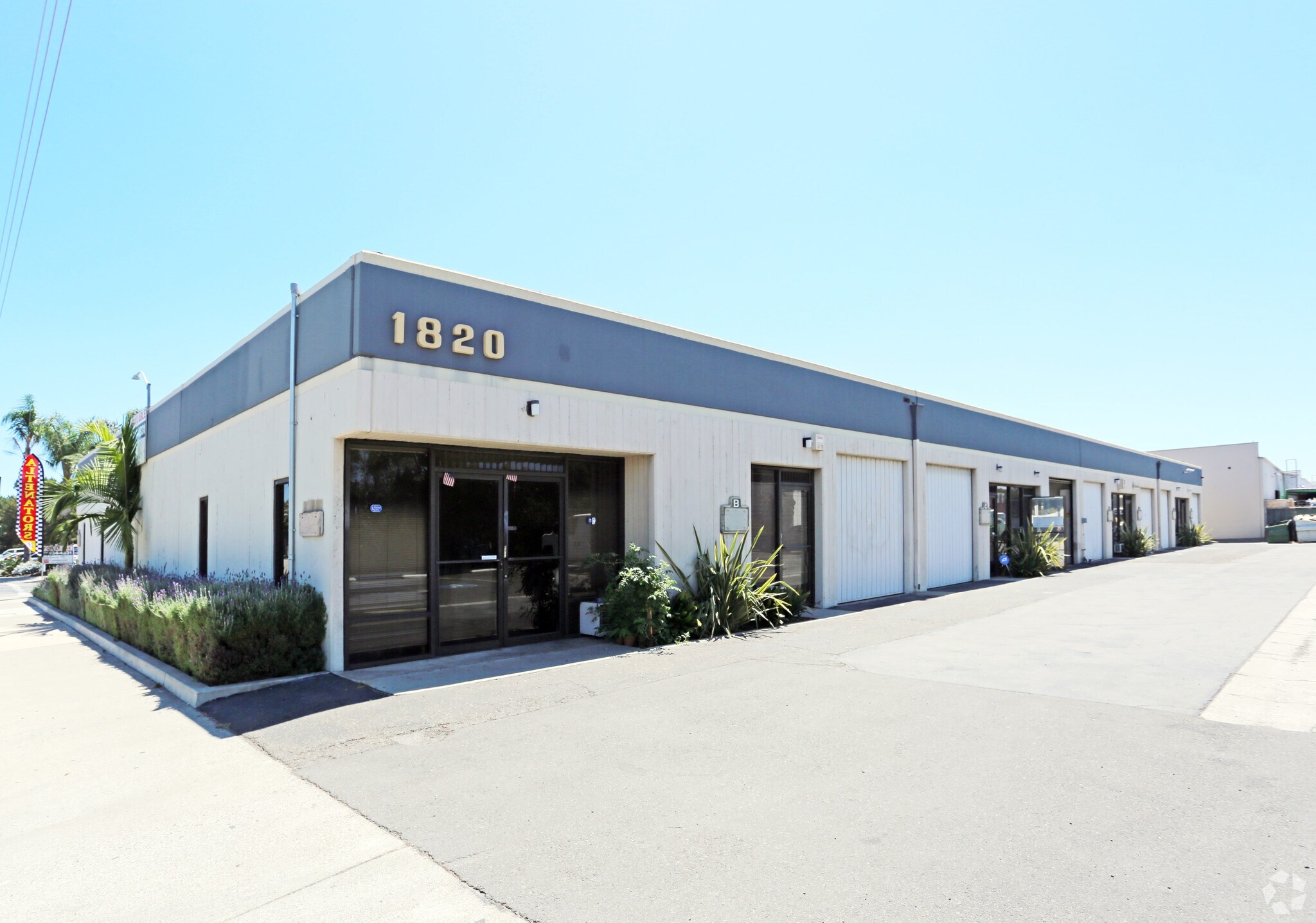 1820 S Grand Ave, Santa Ana, CA à louer Photo principale– Image 1 sur 6