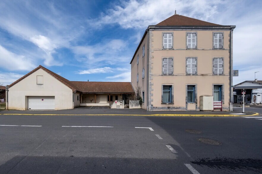 Bureau dans Aigueperse à vendre - Photo de l’immeuble – Image 1 sur 17
