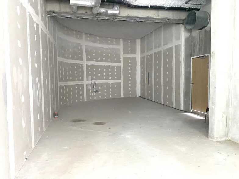 Local d’activités dans Villeurbanne à louer - Photo de l’immeuble – Image 2 sur 11