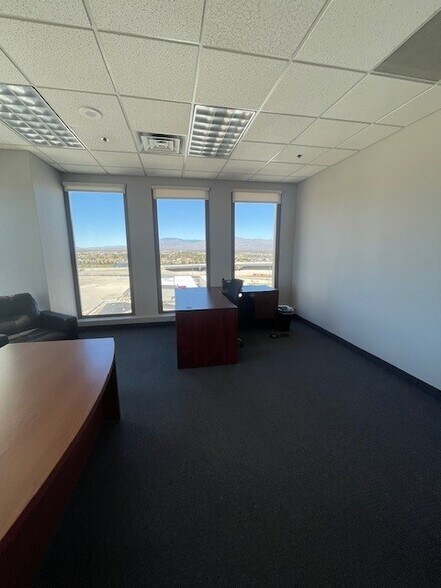 6900 Westcliff Dr, Las Vegas, NV à louer - Photo de l’immeuble – Image 2 sur 4