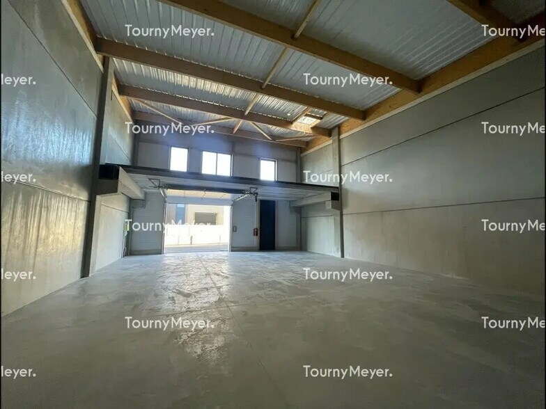 Local d’activités dans Vailhauquès à louer - Photo de l’immeuble – Image 2 sur 7