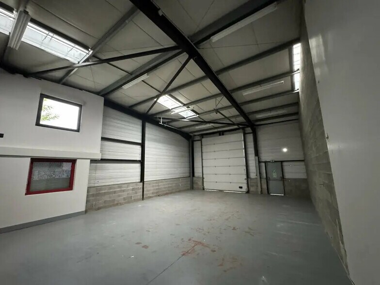 Local d’activités dans Vaulx-en-Velin à louer - Photo de l’immeuble – Image 1 sur 5