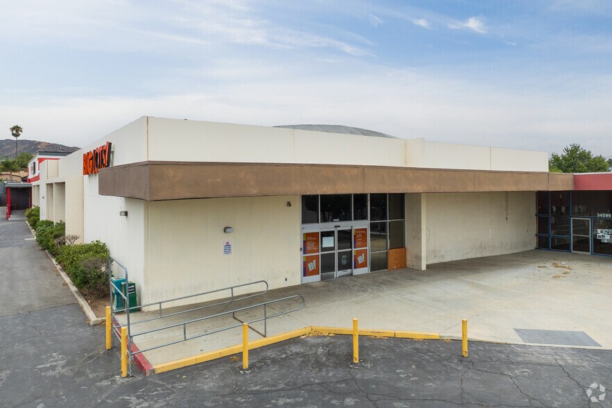 34601 Yucaipa Blvd, Yucaipa, CA à louer - Photo de l’immeuble – Image 1 sur 4