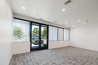 6815 Flanders Dr, San Diego, CA à louer Photo intérieure– Image 2 sur 10