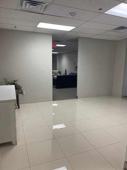 1303 W Walnut Hill Ln, Irving, TX à louer - Photo intérieure – Image 2 sur 36