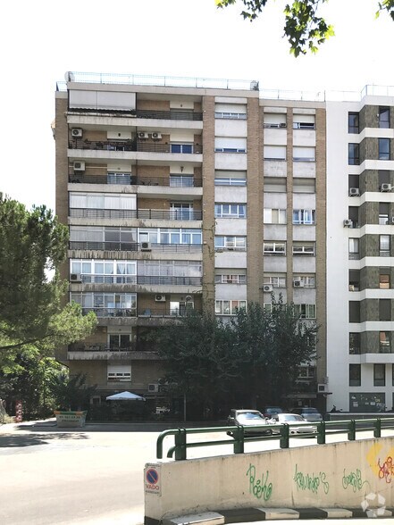 Local commercial dans Madrid, Madrid à louer - Photo de l’immeuble – Image 2 sur 2
