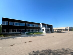 4747 78A St Close, Red Deer, AB à louer Photo de l’immeuble– Image 2 sur 13