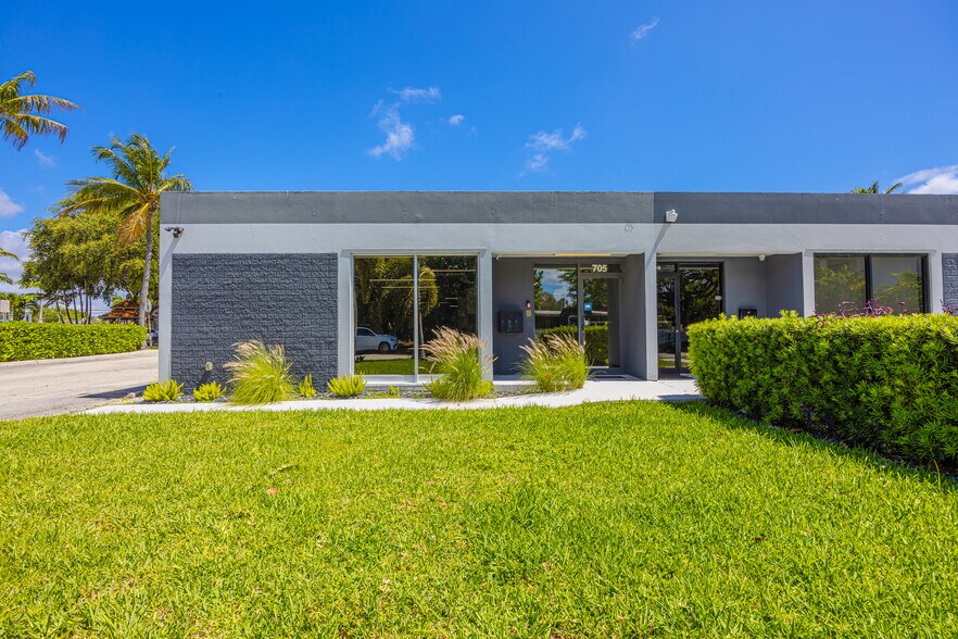 705 Bond Way, Delray Beach, FL à vendre - Photo de l’immeuble – Image 1 sur 20