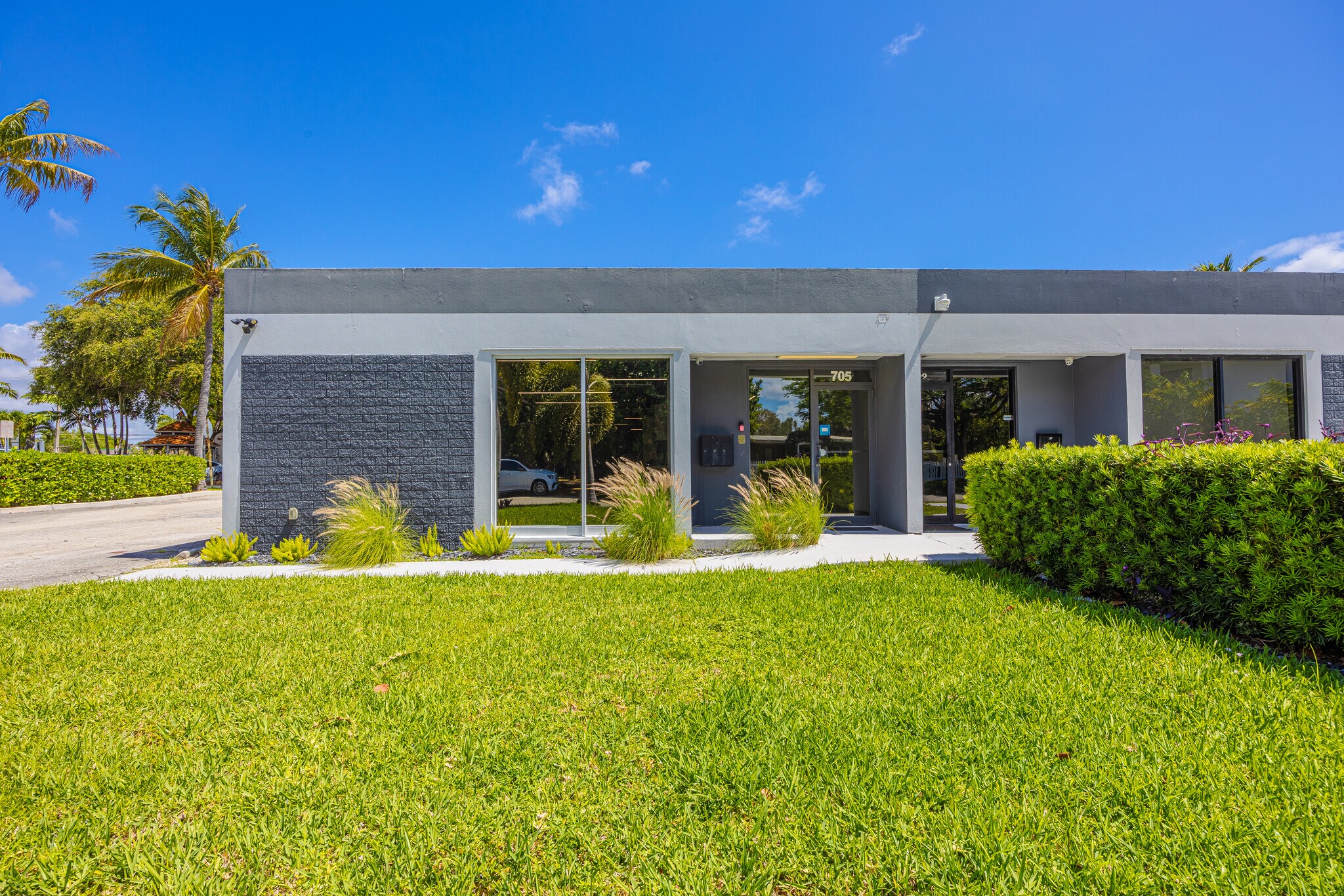 705 Bond Way, Delray Beach, FL à vendre Photo de l’immeuble– Image 1 sur 21
