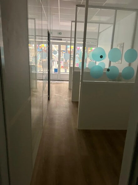 Local commercial dans Le Coudray-Montceaux à louer - Photo intérieure – Image 3 sur 6