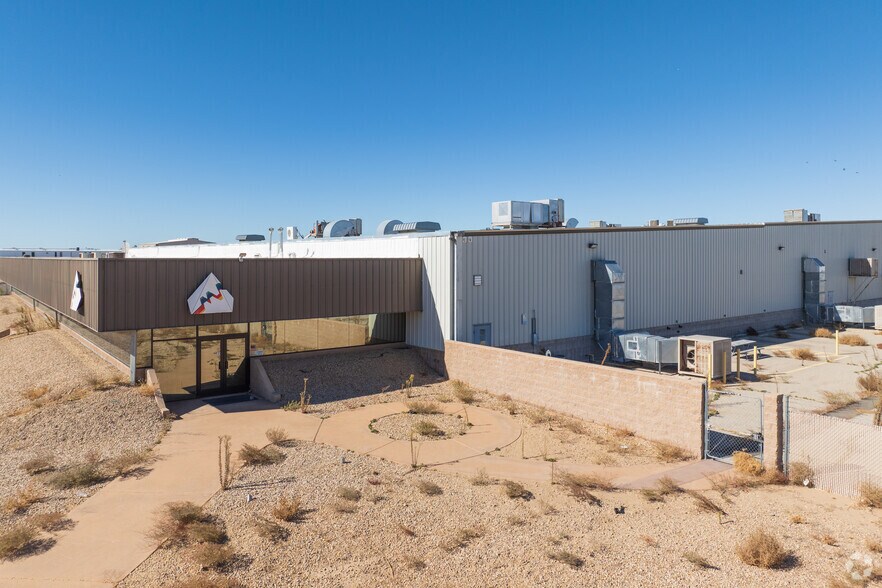 9400 Holly Rd, Adelanto, CA à louer - Photo principale – Image 1 sur 11
