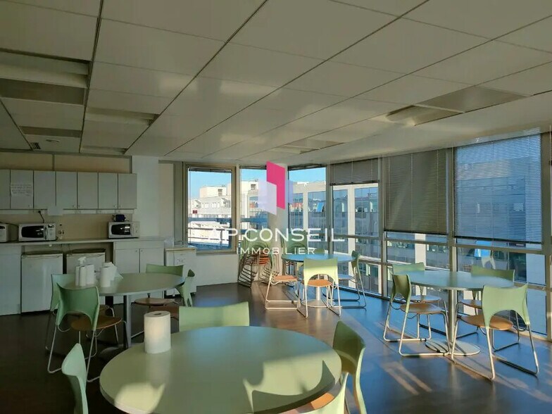 60 Avenue Du Centre, Montigny-le-Bretonneux à louer - Photo de l’immeuble – Image 1 sur 5