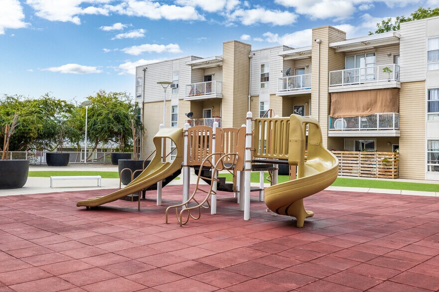 1730 Bay Rd, Palo Alto, CA à vendre - Photo de l’immeuble – Image 3 sur 21