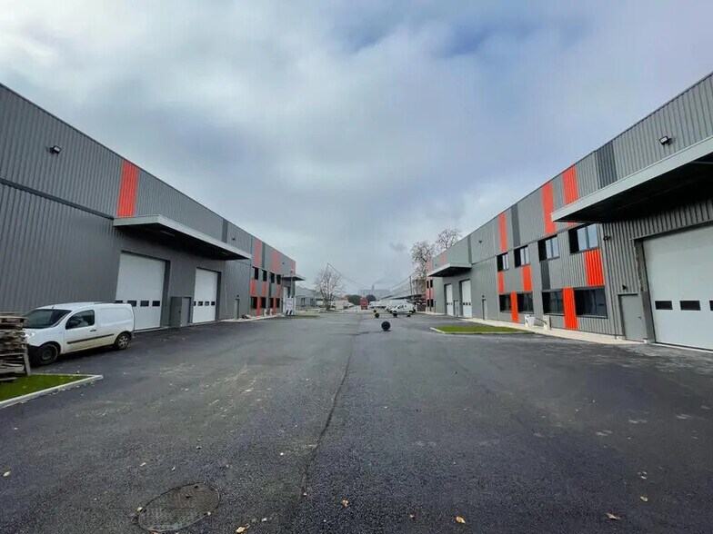 Local d’activités dans Le Petit-Quevilly à louer - Photo de l’immeuble – Image 3 sur 16