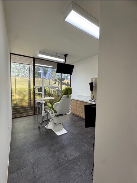 814 W Foothill Blvd, Monrovia, CA à vendre - Photo intérieure – Image 3 sur 24