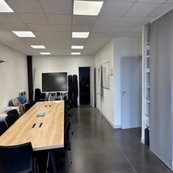 Local commercial dans Mours-Saint-Eusèbe à louer - Photo de l’immeuble – Image 2 sur 4