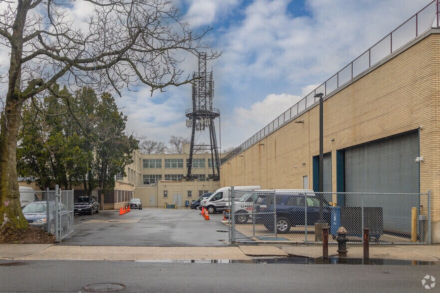 101-01 95th Ave, Ozone Park, NY à louer - Photo de l’immeuble – Image 3 sur 7
