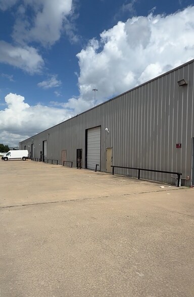 5479 W Sam Houston Pky N, Houston, TX à louer - Vidéo sur l’annonce professionnelle – Image 3 sur 6