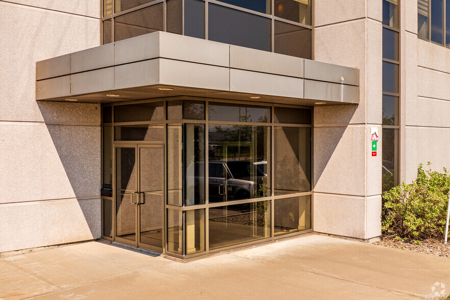 9750 Boul Des Sciences, Anjou, QC à louer - Photo de l’immeuble – Image 2 sur 6