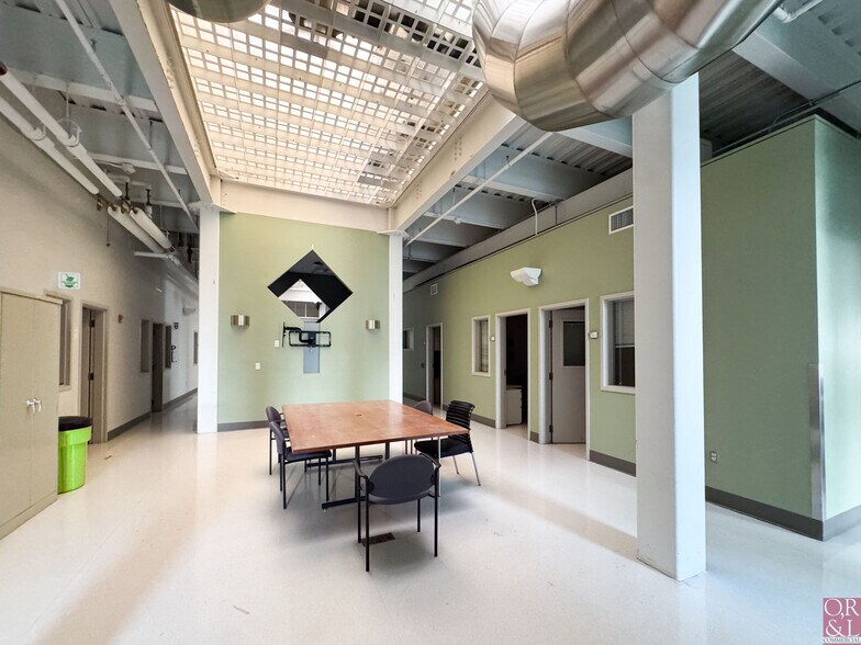 35 NE Industrial Rd, Branford, CT à louer - Photo de l’immeuble – Image 2 sur 26