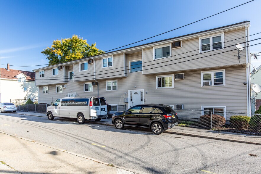 9 Melton St, Pawtucket, RI à vendre - Photo de l’immeuble – Image 1 sur 19