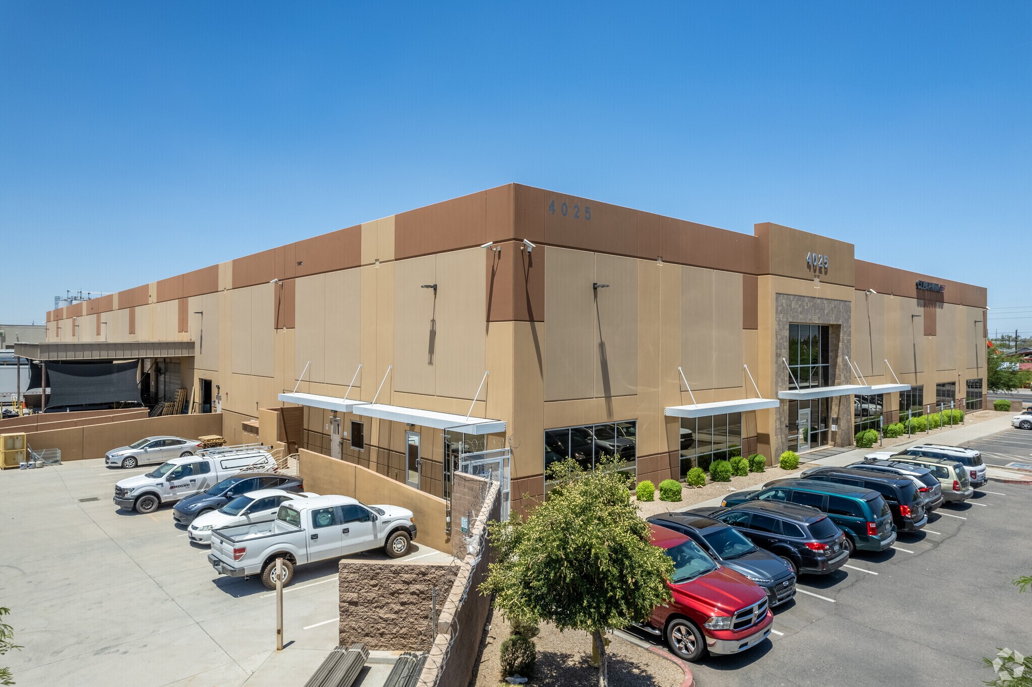 4025 W Buckeye Rd, Phoenix, AZ à louer Photo principale– Image 1 sur 8