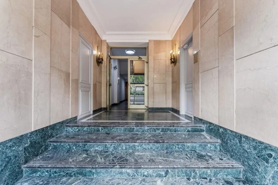 1-3 Avenue Marceau, Paris à vendre - Hall d’entrée – Image 2 sur 9