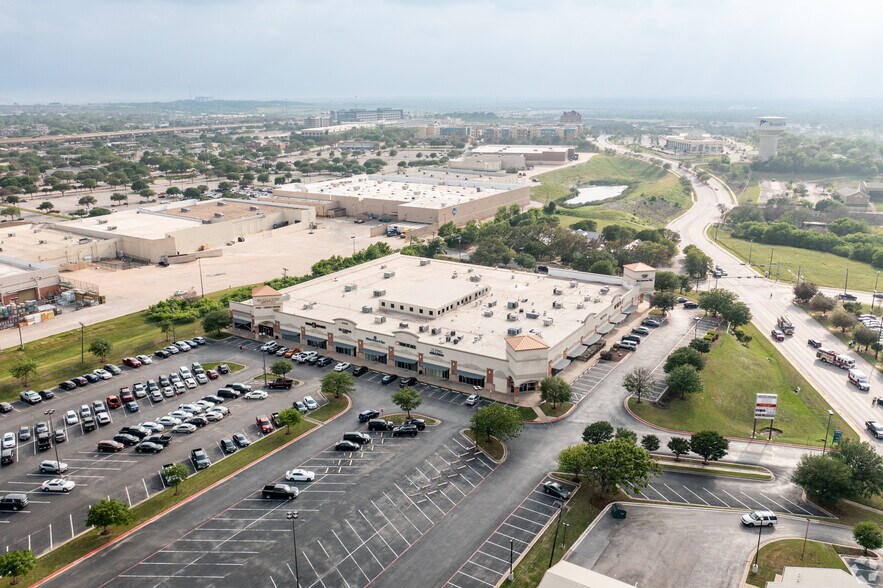 2400 S Interstate 35, Round Rock, TX à louer - Photo de l’immeuble – Image 2 sur 7