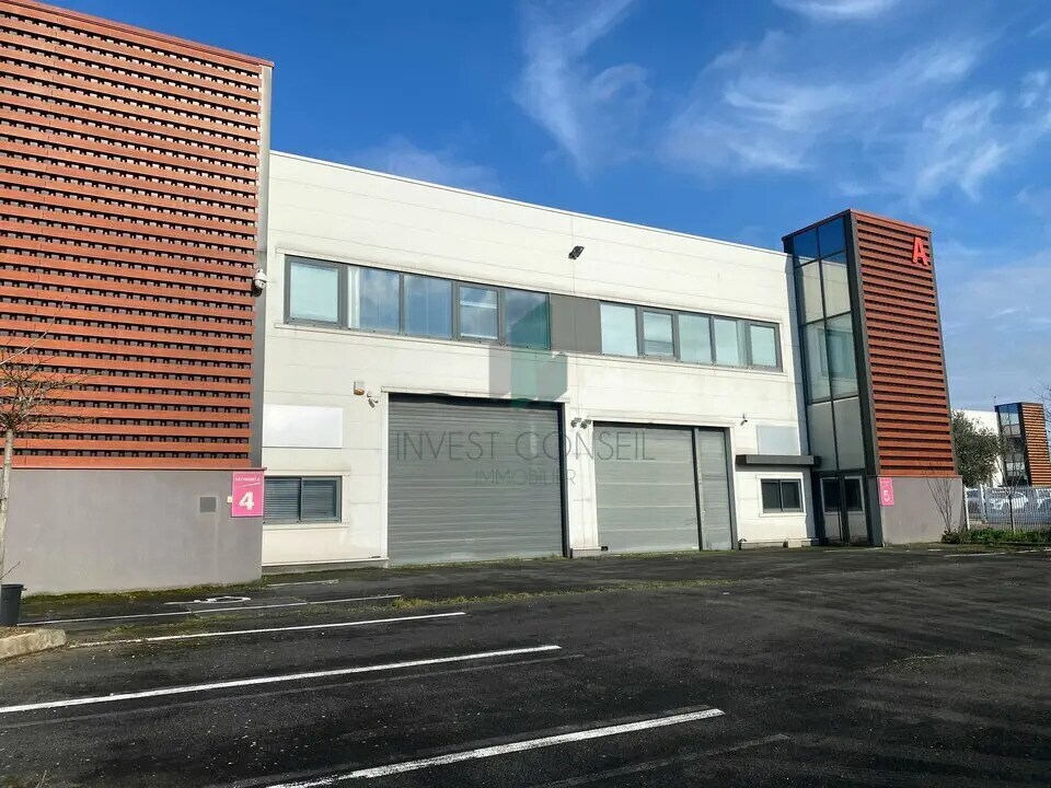 Local d’activités dans Stains à louer Photo de l’immeuble– Image 1 sur 11