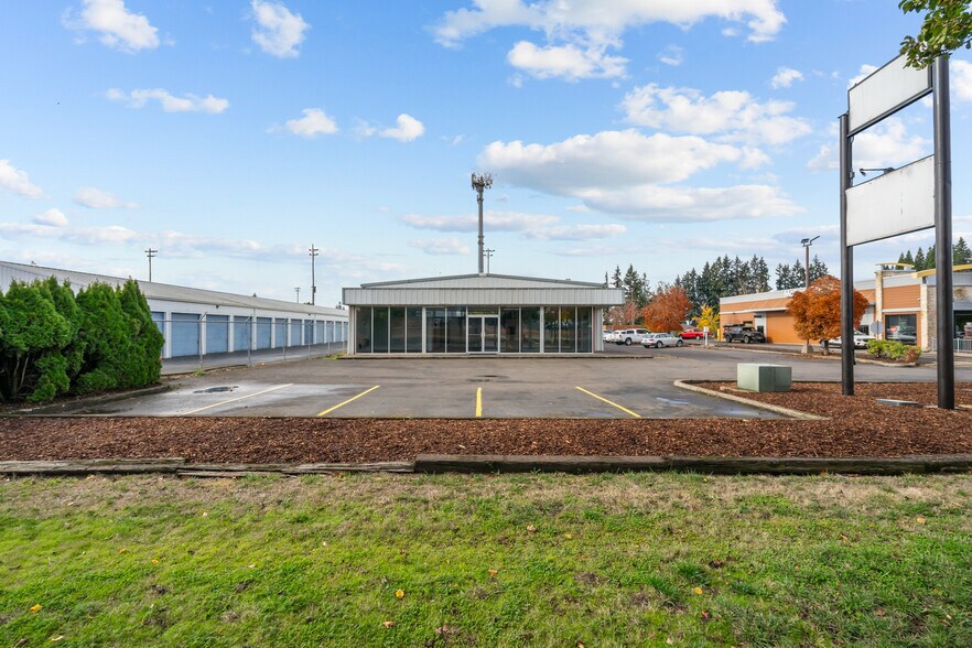 999 N 1st St, Silverton, OR à vendre - Photo de l’immeuble – Image 2 sur 26