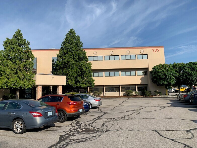 725 Reservoir Ave, Cranston, RI à vendre - Photo de l’immeuble – Image 1 sur 2
