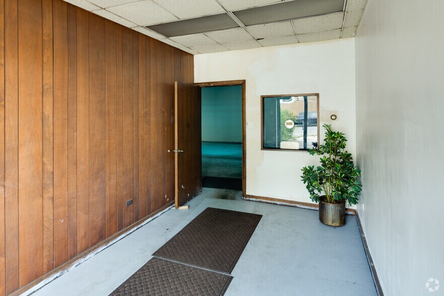 5851 W Dickens Ave, Chicago, IL à louer - Hall d’entrée – Image 3 sur 21