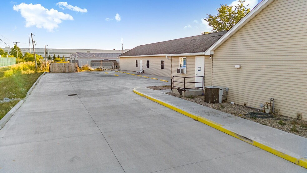 925 Hendricks Dr, Lebanon, IN à vendre - Photo de l’immeuble – Image 2 sur 49