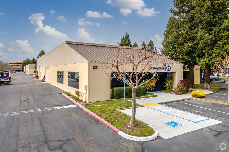 1341-1353 Redwood Way, Petaluma, CA à louer - Photo de l’immeuble – Image 1 sur 7