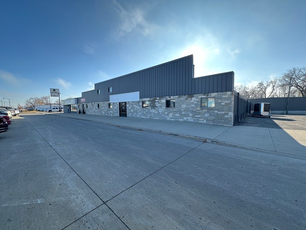 205-209 Main Ave E, West Fargo, ND à louer Photo de l’immeuble– Image 1 sur 8