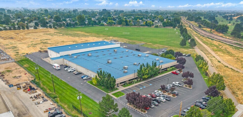 2102 E Karcher Rd, Nampa, ID à louer - Photo de l’immeuble – Image 1 sur 6
