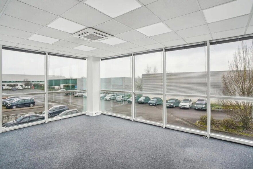 Local d’activités dans Chilly-Mazarin à louer - Photo de l’immeuble – Image 3 sur 19