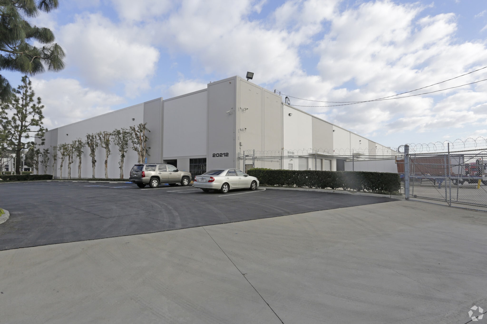 20212 S Rancho Way, Rancho Dominguez, CA à louer Photo principale– Image 1 sur 6